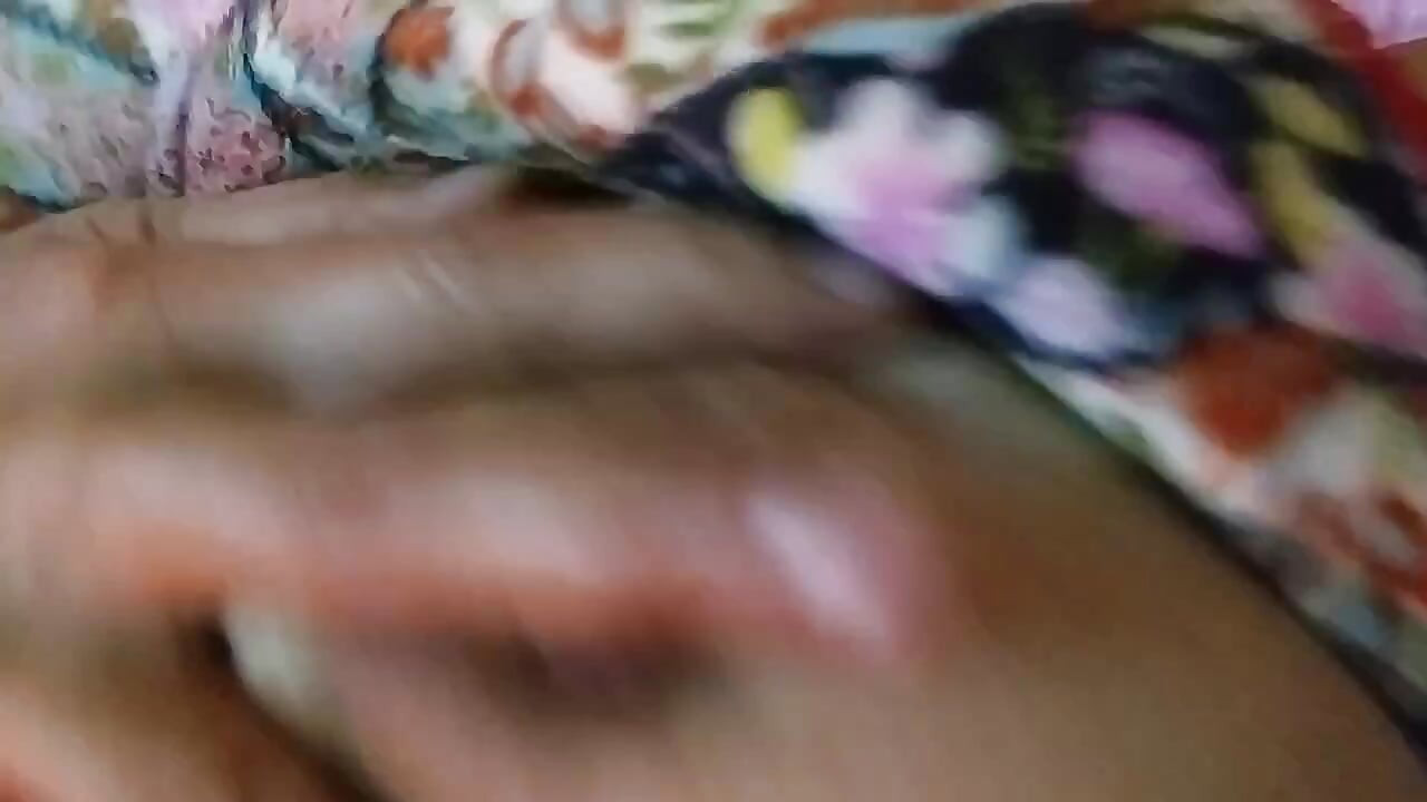 Domaća seksi dama igra se s pičkom s dildom Dlakava zrela pička