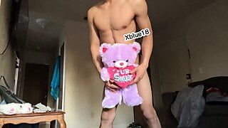 Tirando a roupa na frente do meu novo urso de pelúcia, garoto virgem, fofo, caseiro, gozada, fofo, porra dentro, gostoso