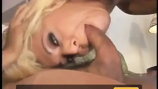 Cewek pirang seksi meluncurkan memeknya yang sempit ke kontol tebal yang keras