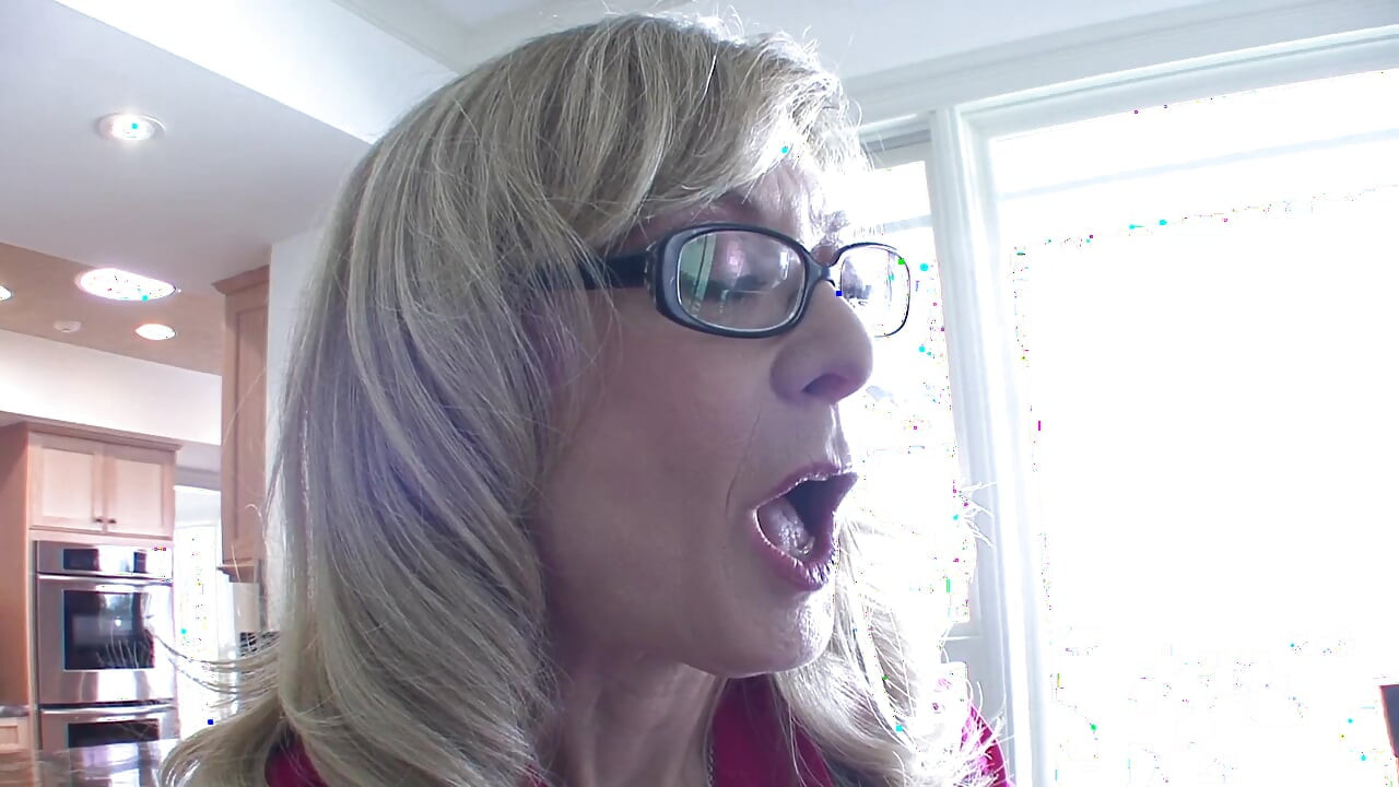 Nina Hartley och Ally Evans är kåta fittor som slickar lesbiska