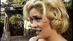 Фантастической сексуальной блондинке жестко пробурили ее волосатую тугую пизду на улице