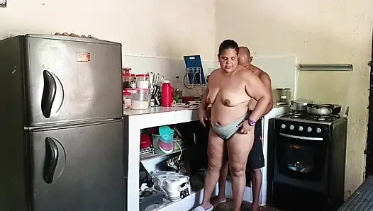 Mein kinky Nachbar kommt nach Hause und wir haben am Ende großartigen Sex, bis er all sein heißes Sperma aussaugt.