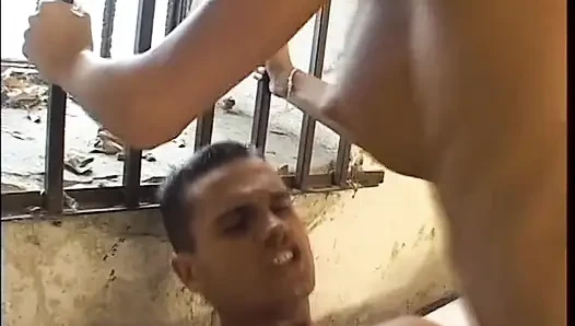 Güzel koyu saçlı sığınmacı hasta Brenda Black azgın bekçi tarafından sikiliyor