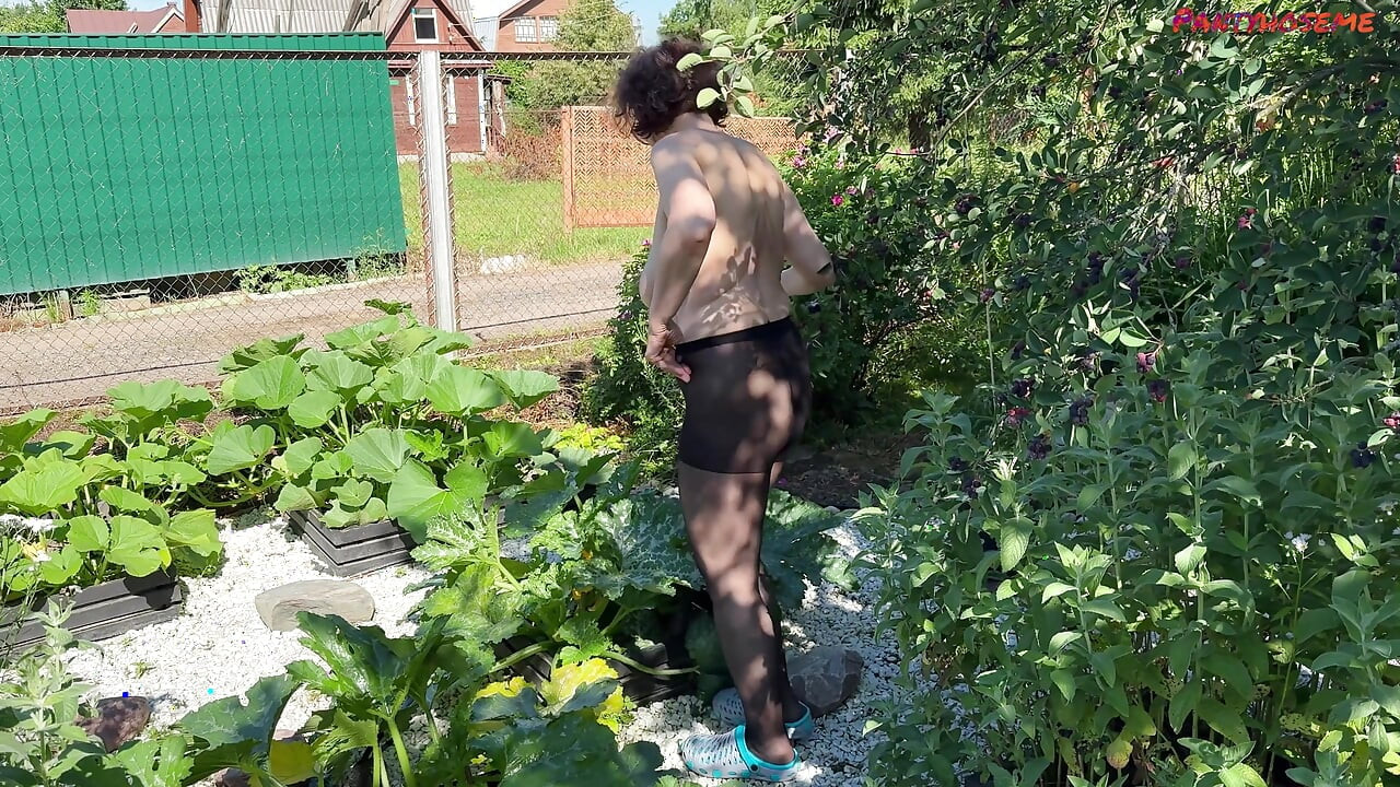 زن بالغ که بیرون با جوراب شلواری باغبانی می کرد توسط شوهر حشریش کیر می خورد