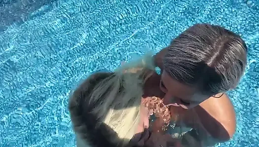 Pool doppel hotwife BBC dreier mit Fix Lora Cross und tatiana steele