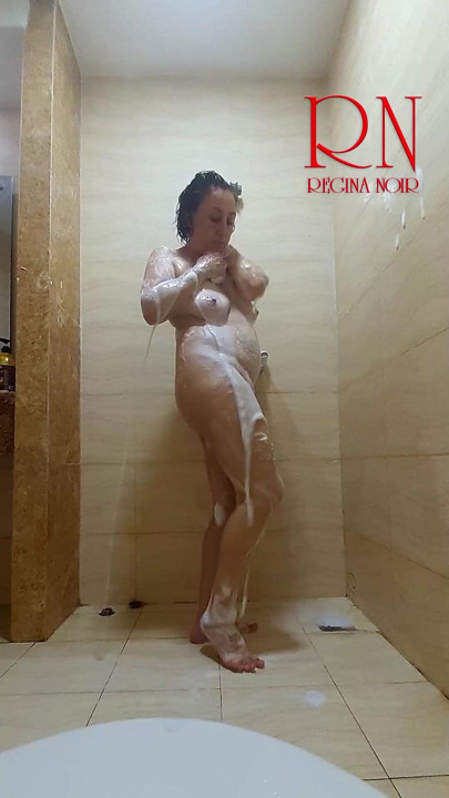 그녀의 평화로운 샤워 루틴은 남편이 카메라 뒤에서 지켜보면서 장난스럽게 뒤틀리게됩니다. 레지나 누아.