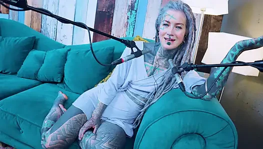 Aku berbicara tentang N - Needed - ASMR podcast SFW berbicara gadis kurus gothic bertato rambut gimbal