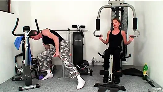 Genç Kızlar Spor Salonu Tutkusunda Yaşlı Biniyor