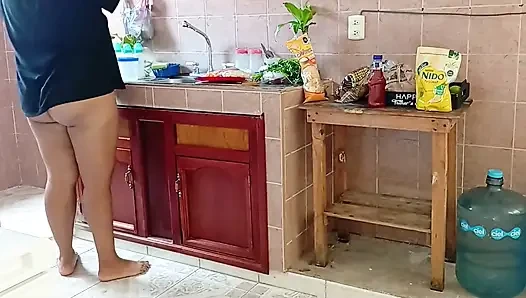 Tombul üvey anne mutfağı yıkıyor ve temiziyor