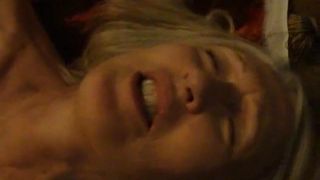 Шлюха Sue в оргазме на лице