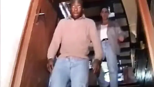 Повара вырезают ее клиенты на кухне.