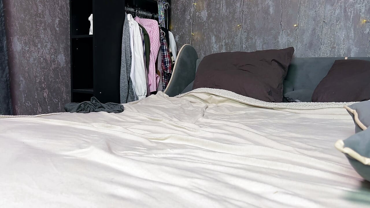 Adik tiri membujuk abang tirinya untuk ngengot