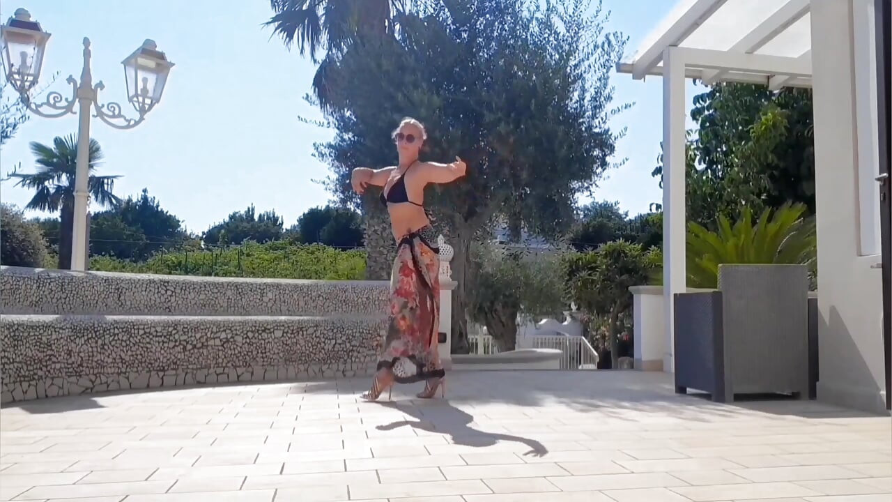 Selena's Outdoor Posing and Sex in Heels