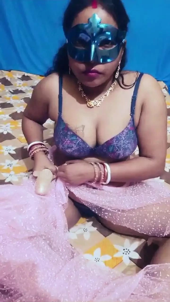 Desi soni bhabhi ki boor ki aage koye aake thanda kardo