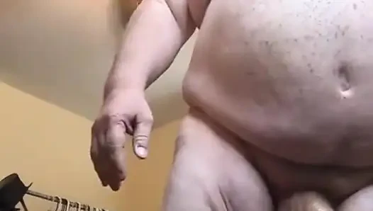 Büyük bir yarağı dölle patlayana kadar okşuyor