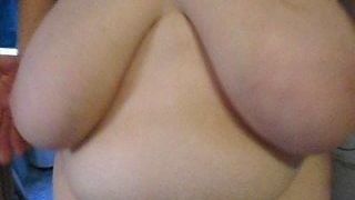 Funbags doorhangende enorme natuurlijke borsten grote sexy tepels spelen #1