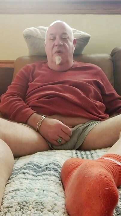 Jerking and Watching a Fan's Vid! Lots of Feet