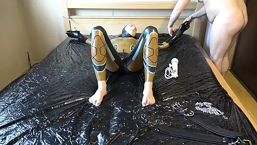 Danielle присоединили к кровати и мастурбировали массажным вибратором