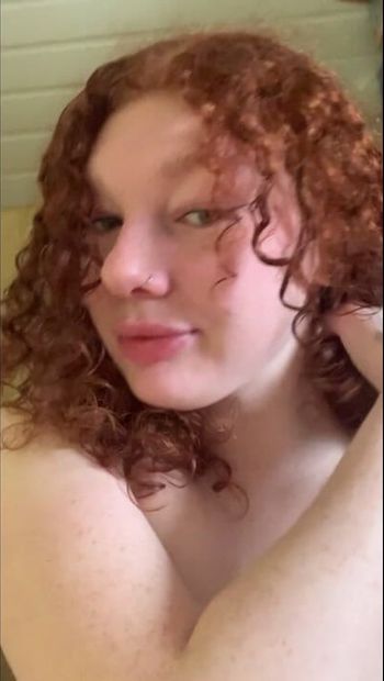 Gadis remaja 18 tahun rambut merah lagi asik mainin memek dan orgasme