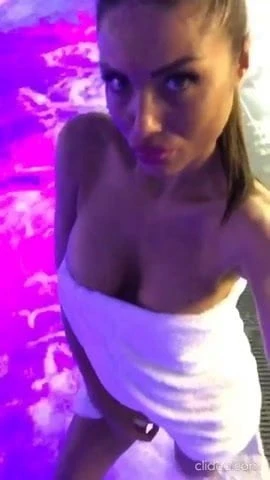 Tijana Stajsic sise u peskiru na bazenu