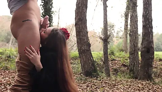 Крошку В Юбке Polka Dot Жестко Трахнули В Лесу