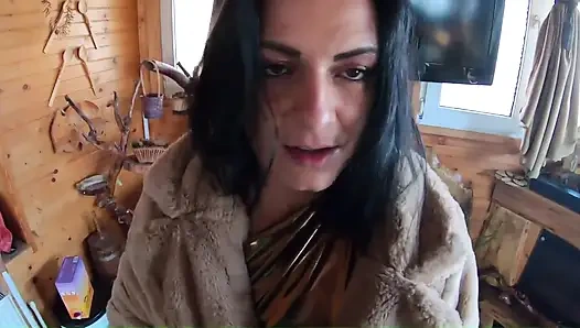 Золотое платье, мех и курящая волосатая киска, глубокий минет и жесткий раком на морозильнике