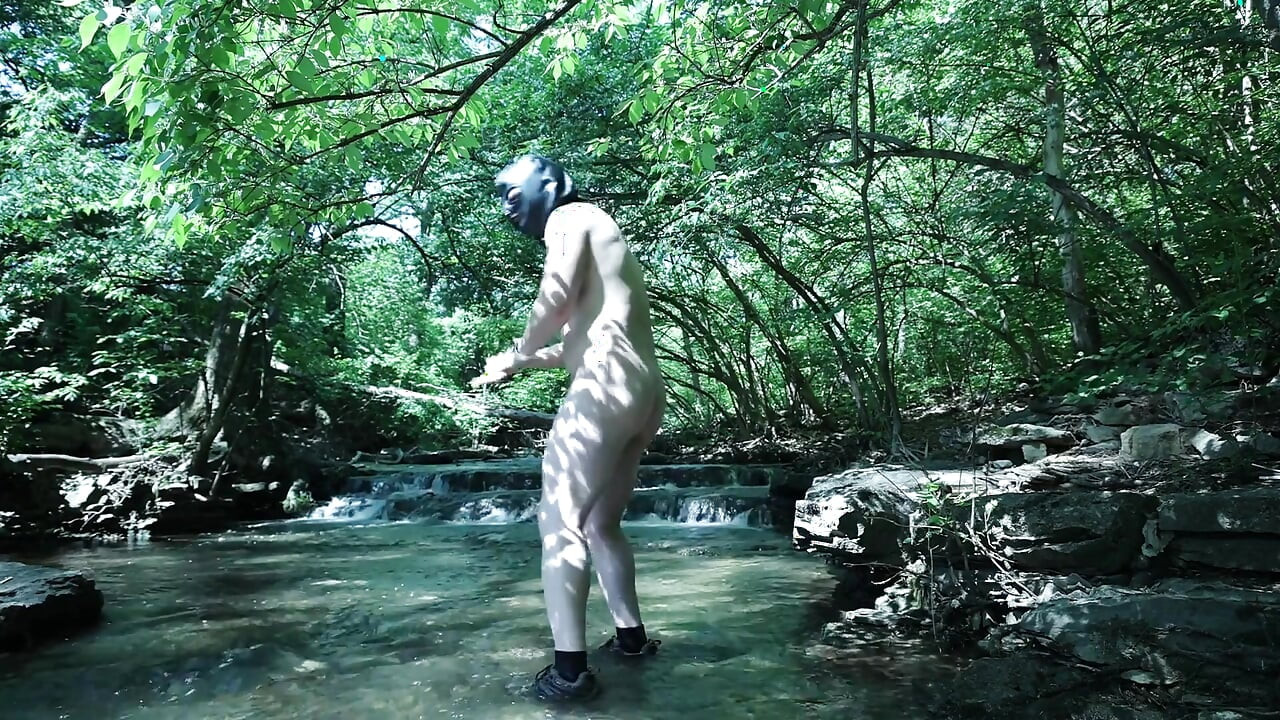 Protahování u vodopádu, pokus o propašování malé soukromé chvíle ...