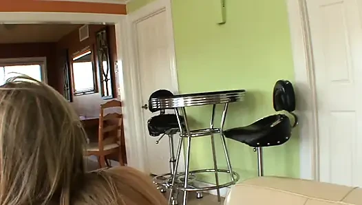 Leck mein kleines schätzchen mit enger muschi - lesbische top-girls