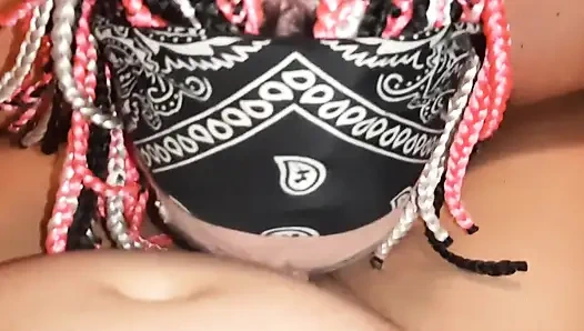 Gırtlağına kadar büyük bir yarak yiyor