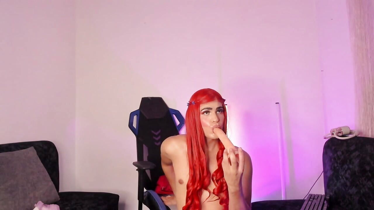 Sexy Red Movie Loves to Suck Her Dildo