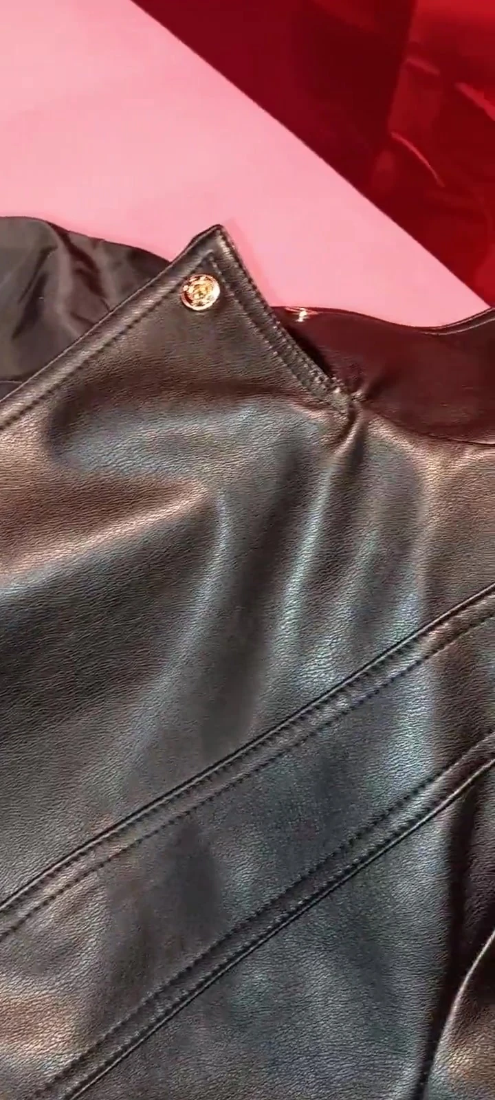 Siyah deri ceketinin astarının üzerine boşalıyor