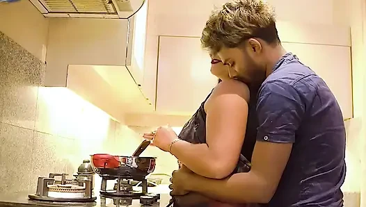 Dost ne Dost ki biwi ko khana banate waqt pel diya