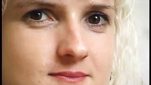 Blonde deutsche MILF im solo-akt