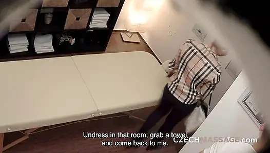 Модель сквиртует повсюду во время массажа