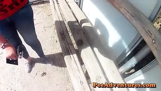 Писаю на скамейке на автобусной остановке
