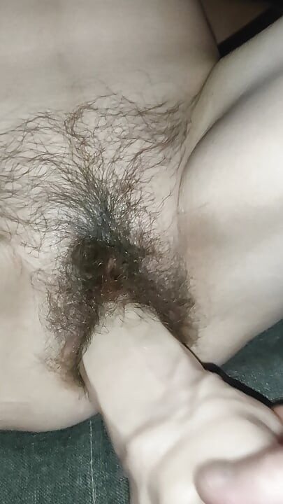 Behaarte muschi liebt großen dildo