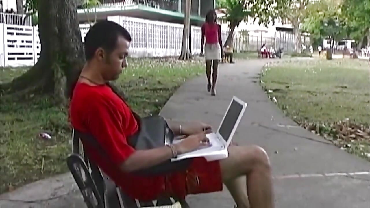 Insaciable madura ébano milf monta salvajemente una polla gruesa