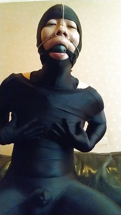 I masturbated comfortably with no makeup, muzzle and nose hook, and full body tights!