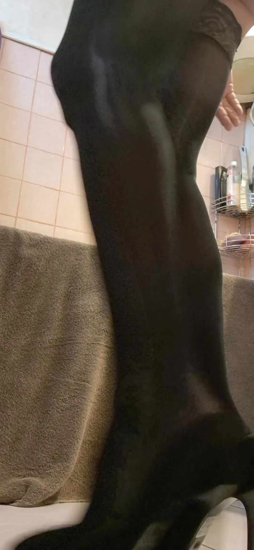Çoraplı topuklu ayakkabılar dev bir dildoyla götümü sikiyor