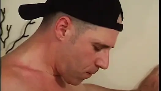 Sarışın twink ve şapkalı adam seksi sarışın sürtükle üçlü seks yapıyor