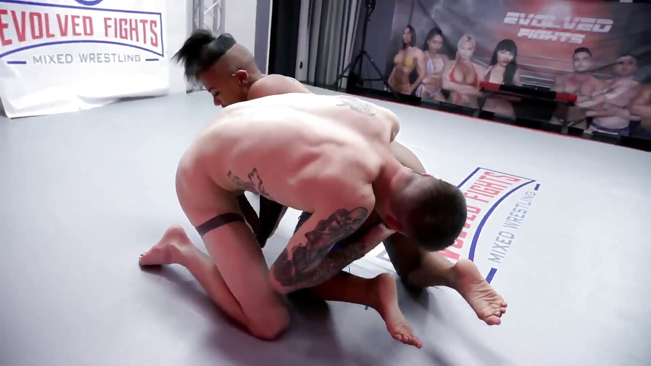 Avery Jane vs Cody Carter gemengd worstelen