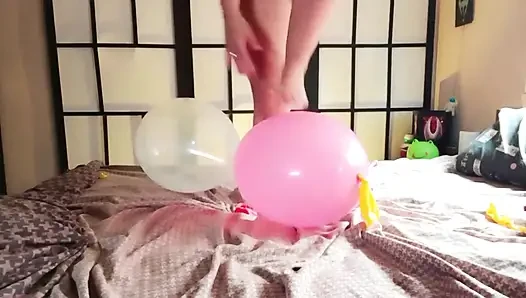 Nettes mädchen mit pferdeschwanz bläst und pop-ballons - bunny Looner