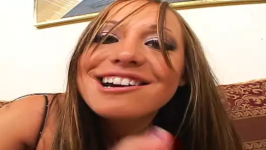 Memek kylee king si gadis nakal yang super sange ini dientot habis-habisan sampai matanya merem melek