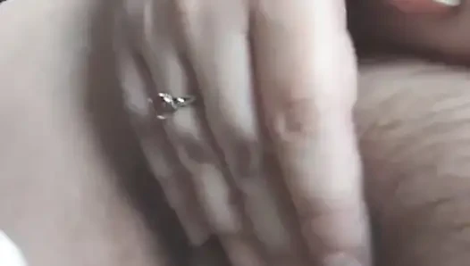 Membeli mainan seks baru dan mengujinya