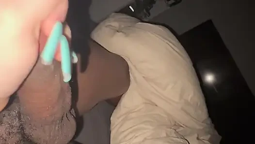 Aku tinggal di rumah temanku dan ketika kita bangun dia ingin merasakan penisku di dalam dirinya