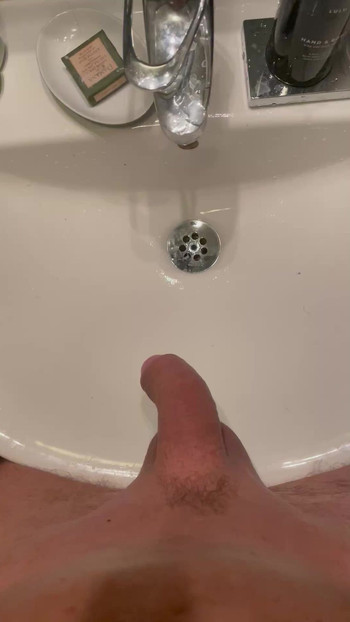 アパートで裸でペニスをつけて