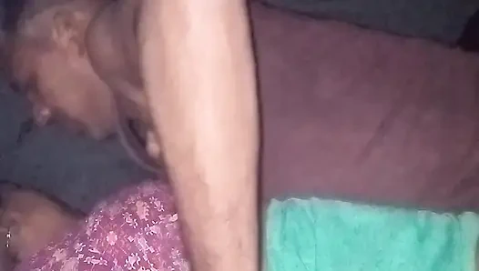 Hintli evli kadın kocası tarafından sikiliyor