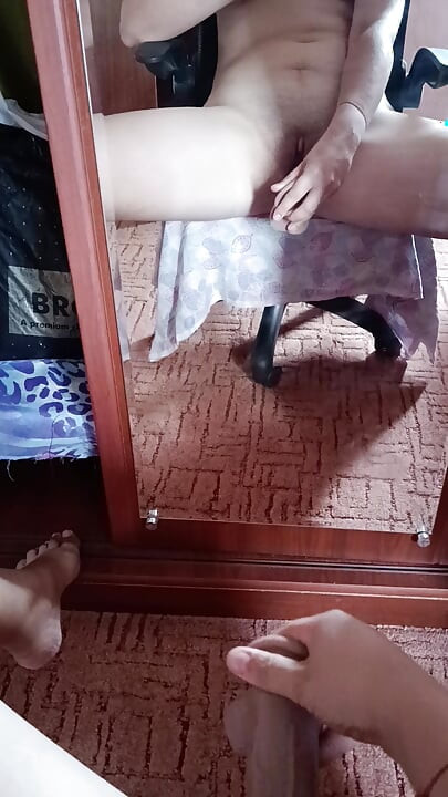 Evde aynanın önünde yalnız, dildoyla bakış açısı mastürbasyonu