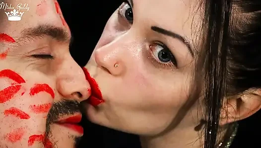 Alex gesicht mit roten lippenstiften bedeckt, küsse
