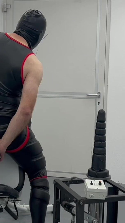 Gimp mascarado de 48cm mr Ed Dildo anal máquina de foder enorme plug de 8,9cm & pós tentativa | Clipe 1